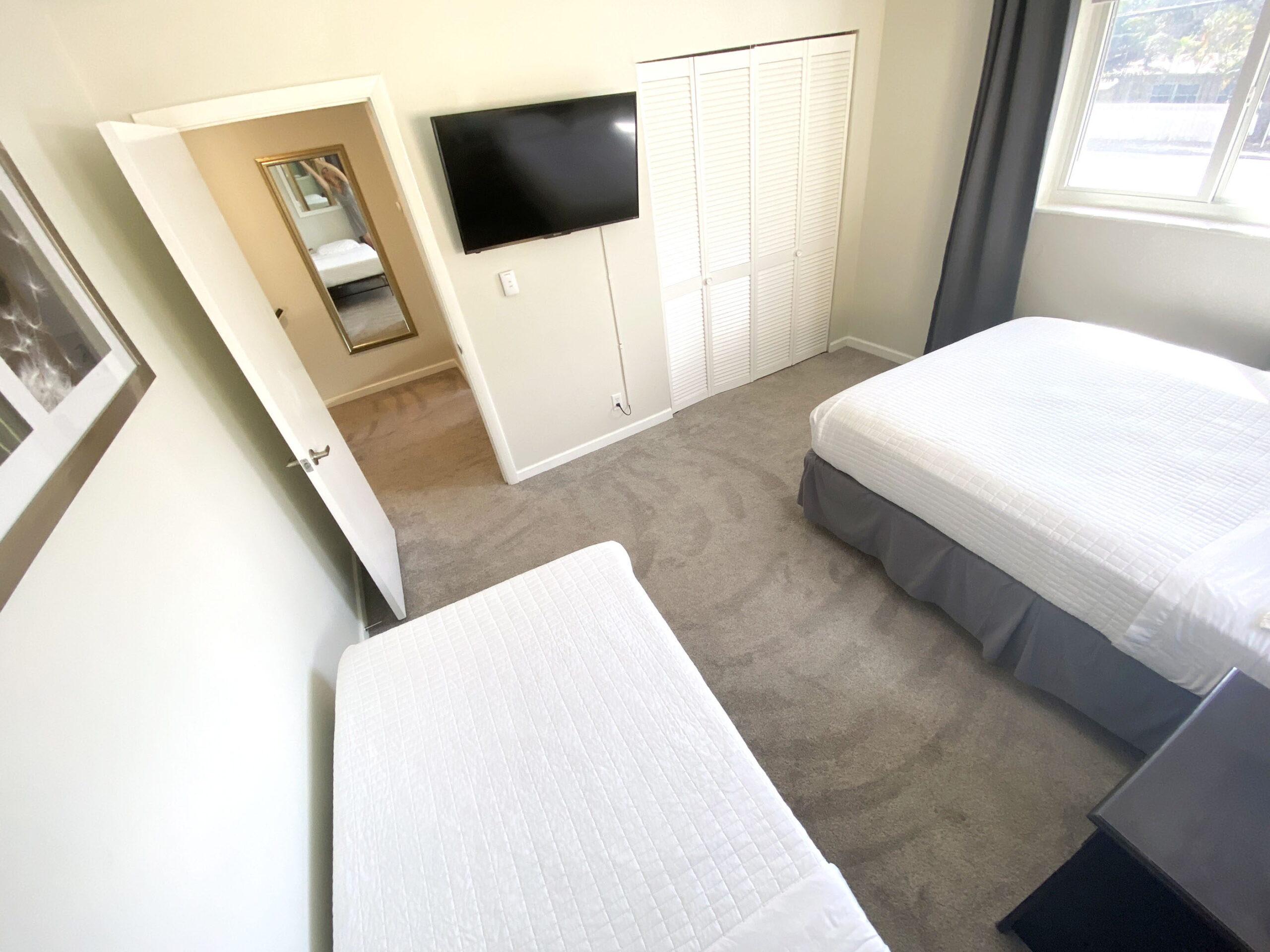 Guest bedroom with queen bed and twin bed at Tarpon Harbor 1